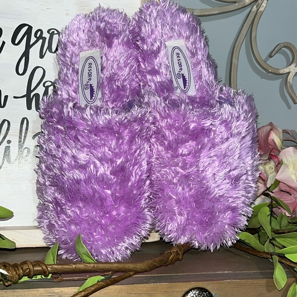 Resorts Purple Fluffy Slippers Womens 5/6 House Shoes Comfy Slip On - Picture 11 of 16